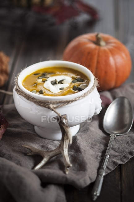 Bowl of Hokkaido-Soup with sour cream and pumpkin seed — Stock Photo