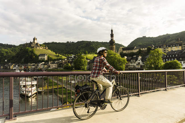Allemagne, Cochem, cycliste passant au-dessus de la Moselle — Photo de stock