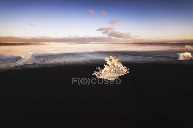 Iceand, spiaggia di Jokulsarlon, mini iceberg in acqua — Foto stock