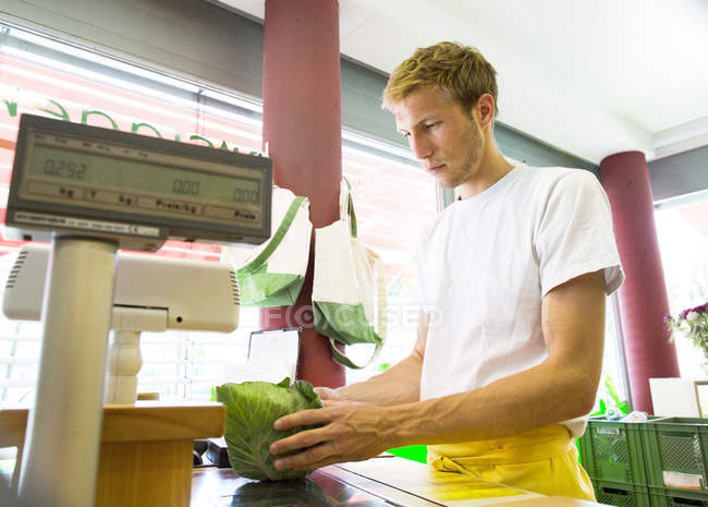 Verkäuferin im Vollwertladen wiegt Gabbage — Stockfoto