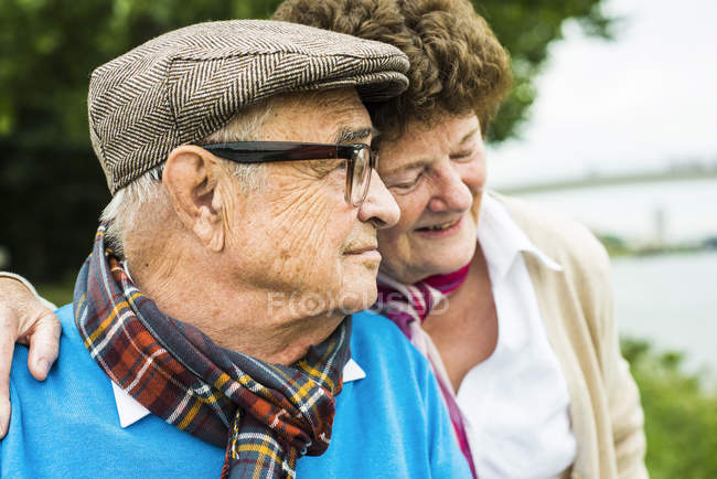 Perfil de happy senior man head to head com sua esposa — Fotografia de Stock