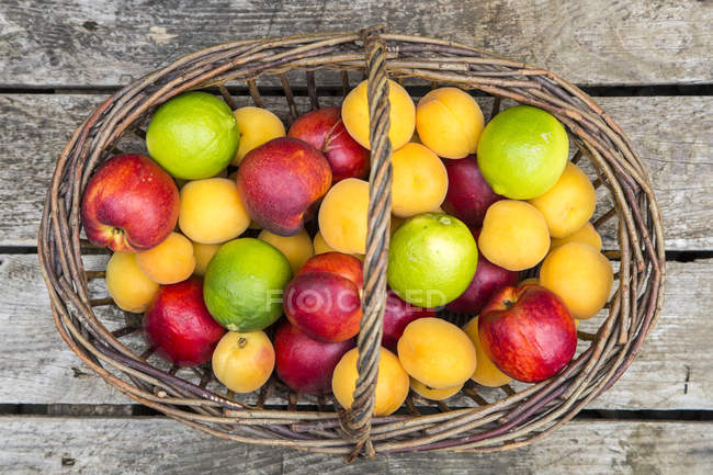 Panier de limes et nectarines — Photo de stock