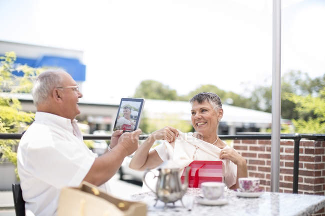 Uomo anziano che scatta una foto di sua moglie con tablet — Foto stock