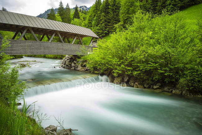 Allemagne, Bavière, Allgaeu, vallée de Stillach, près d'Oberstdorf, rivière Stillach et pont couvert — Photo de stock