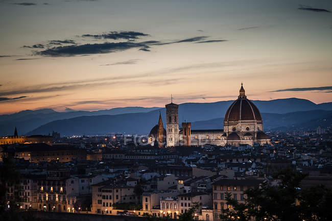 Italia, Toscana, Firenze, Cattedrale Santa Maria del Fiore al tramonto — Foto stock