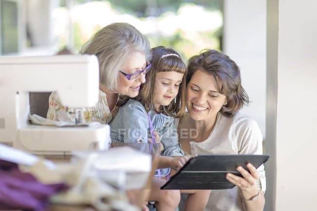 Madre, figlia e nonna che lavorano sulla macchina da cucire — Foto stock
