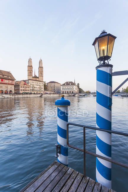 Svizzera, Zurigo, Fiume Limmat, Limmat Quai, zona di ormeggio, Great Minster sullo sfondo lungo il fiume — Foto stock