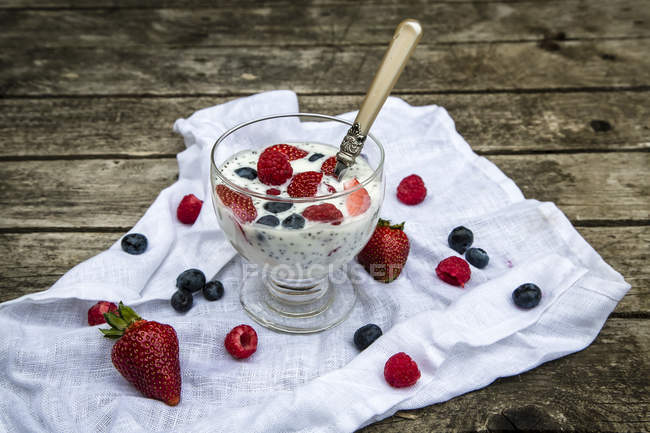 Primo piano di yogurt naturale con semi di chia e frutti in vetro — Foto stock
