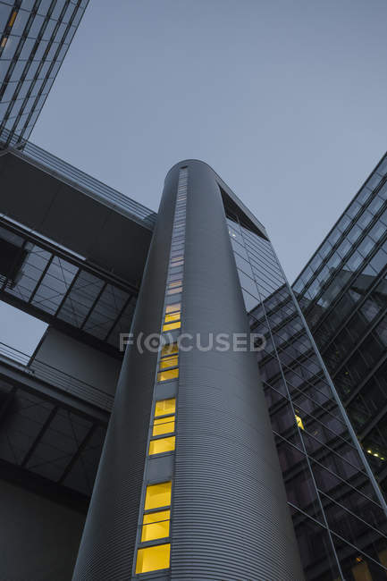 Alemania, Múnich, fachadas de la torre de oficinas al atardecer — Stock Photo