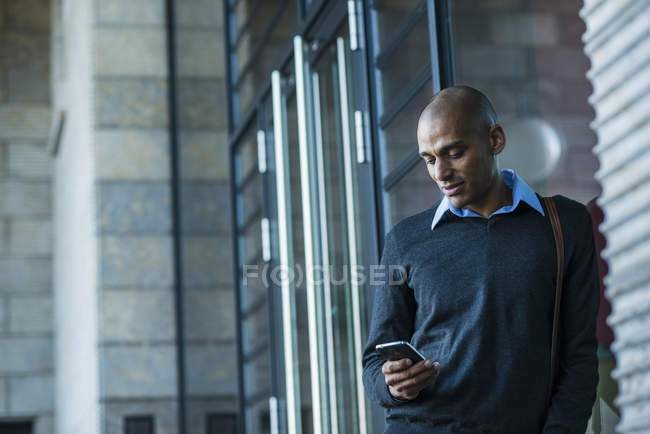 Mann im Freien schaut auf Smartphone — Stockfoto