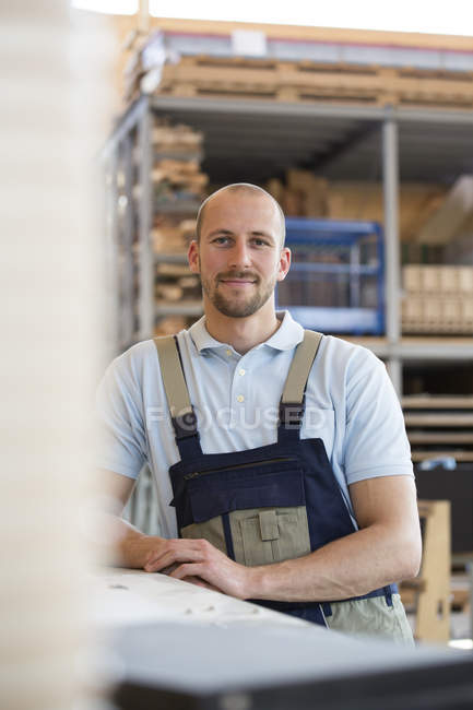 Artigiano sorridente in officina — Foto stock