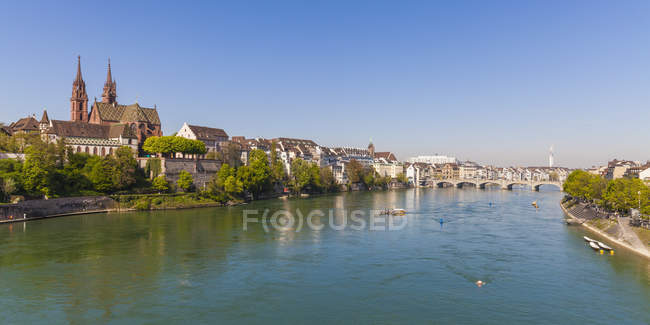 Suíça, Basileia, vista da cidade a partir da margem do rio Reno — Fotografia de Stock