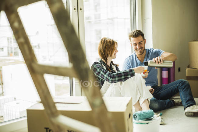 Sorrindo casal ter uma pausa para o café de renovação — Fotografia de Stock