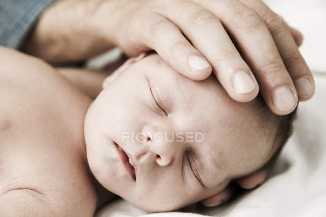 Німеччина, Кельн, матері, торкаючись начальник новонародженого сина — стокове фото