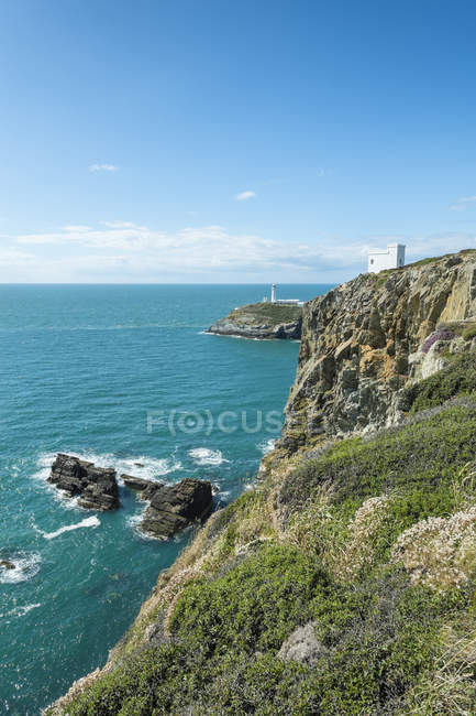 Vista panoramica della costa scogliera di South stack con faro, Isola Santa, Anglesey, Galles, Regno Unito — Foto stock