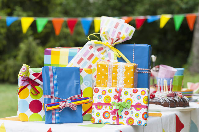 Geburtstagsgeschenk tagsüber auf Gartentisch im Freien — Stockfoto