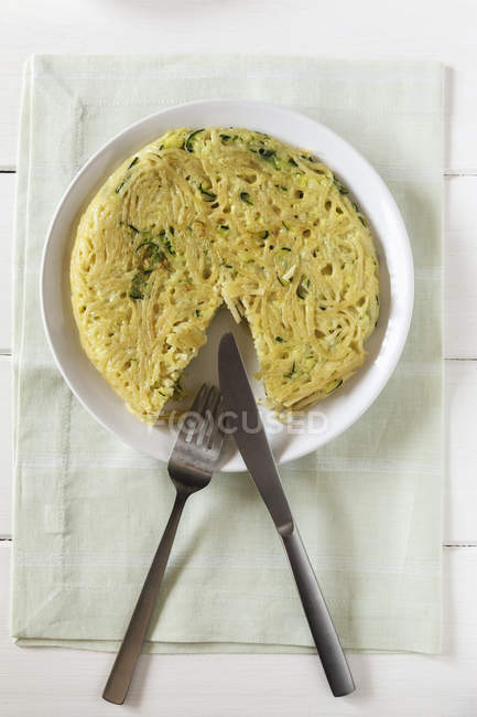Vegetarian frittata from eggs, courgette and spaghetti — Stock Photo