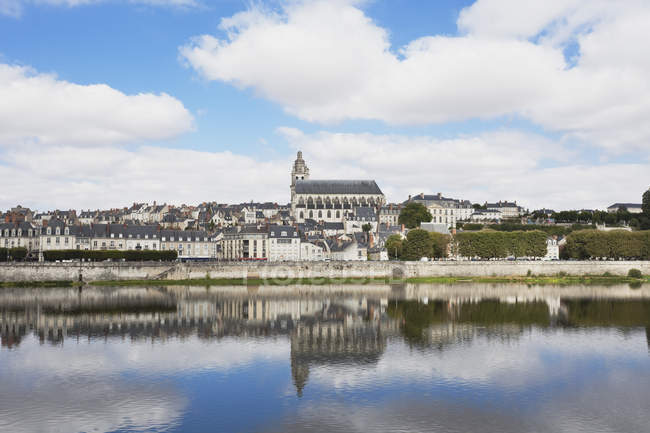 França, ponte Vista de Jacques Gabriel e catedral de Saint Louis refletindo no rio — Fotografia de Stock