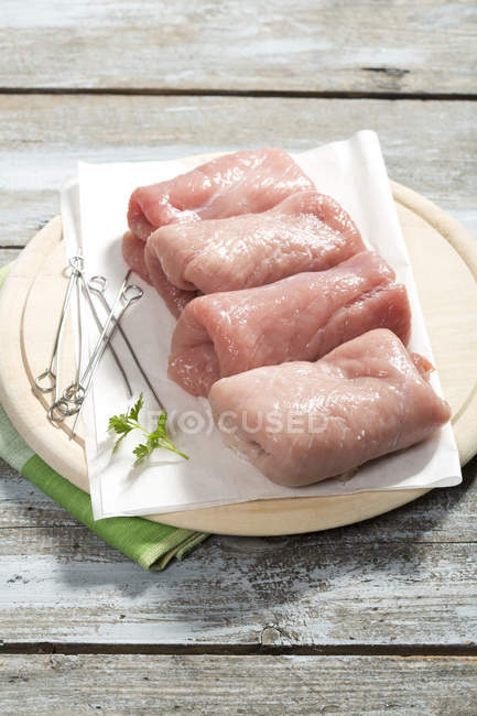 Rulades de cerdo en plato - foto de stock