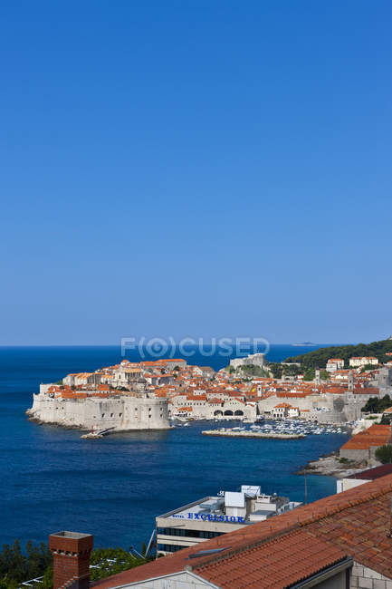 Croacia, Dubrovnik, Vista del casco antiguo por el mar azul — Stock Photo