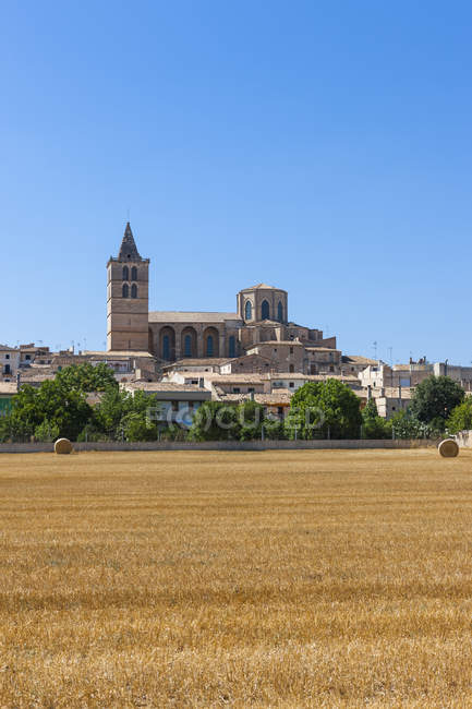 Espanha, Maiorca, Vista do Sineu Igreja Senhora dos Anjos perto do campo — Fotografia de Stock