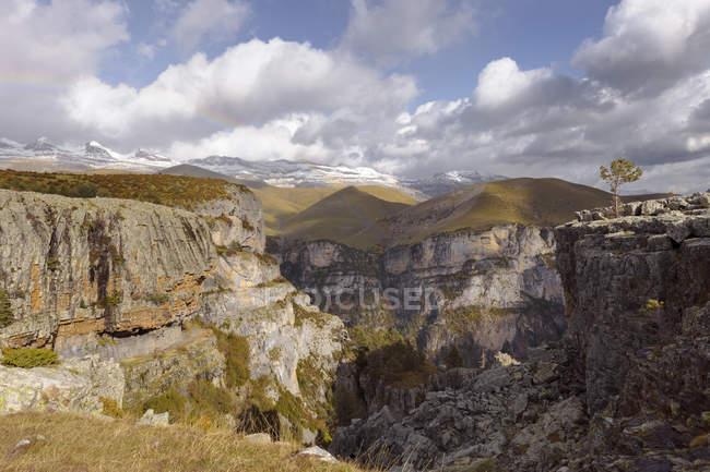 Espagne, Pyrénées, Parc National d'Ordesa y Monte Perdido, Canon de Anisclo avec Sestrales Aloto et Bajo sous les nuages — Photo de stock
