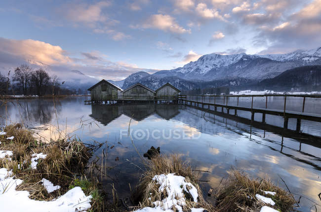 Alemania, Baviera, invierno en el lago Kochelsee cerca de Garmisch-Partenkirchen durante el día - foto de stock