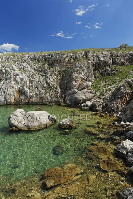Скелястих берегів Хорватії, Крк, елеваторів, у денний час — стокове фото