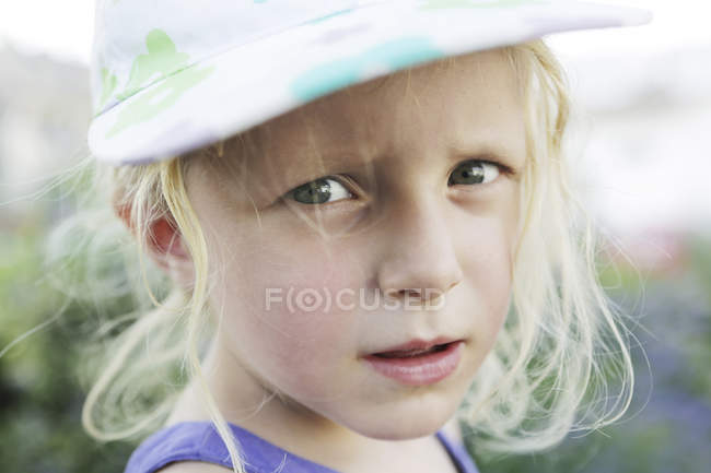 Portrait de fille blonde portant une casquette, gros plan — Photo de stock