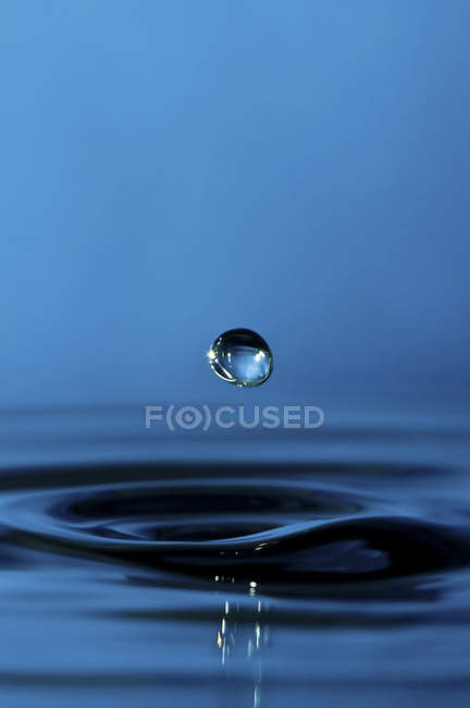 Gota de agua sobre fondo azul - foto de stock