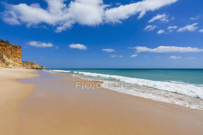 Praia de areia, ondas, mar, praia de Porto de Mos, Lagos, Algarve, Portugal — Fotografia de Stock