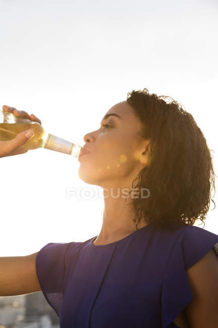 Giovane donna che beve birra all'aperto — Foto stock