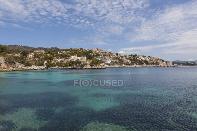 Spagna, Isole Baleari, Maiorca, Veduta dell'hotel Cala Fornells contro l'acqua — Foto stock