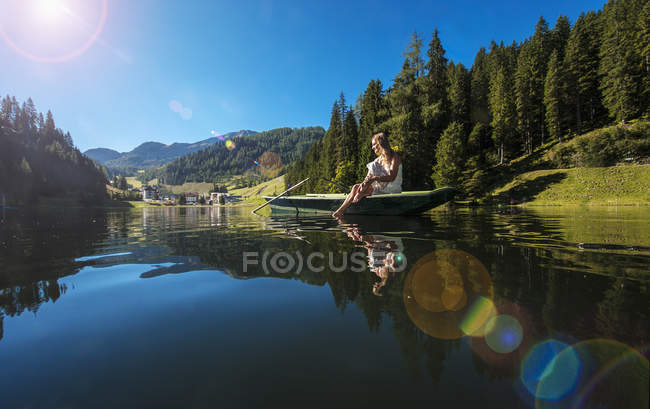 Austria, Stato di Salisburgo, Altenmarkt-Zauchensee, donna seduta in barca — Foto stock