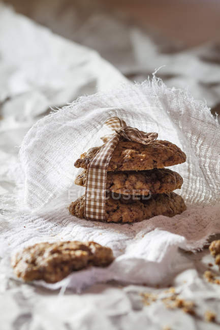 Stack of cookies tied up, close up — Stock Photo