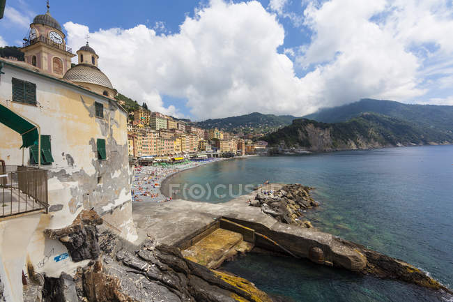 Italia, Liguria, Camogli vista del paisaje urbano junto al mar con cielo nublado - foto de stock