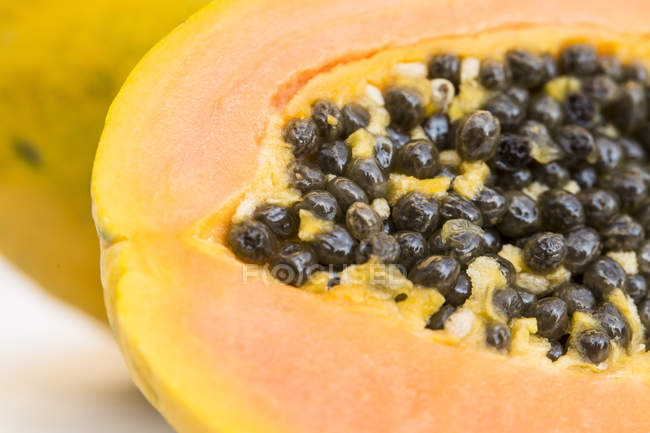 Nahaufnahme von halbierter frischer Papaya — Stockfoto