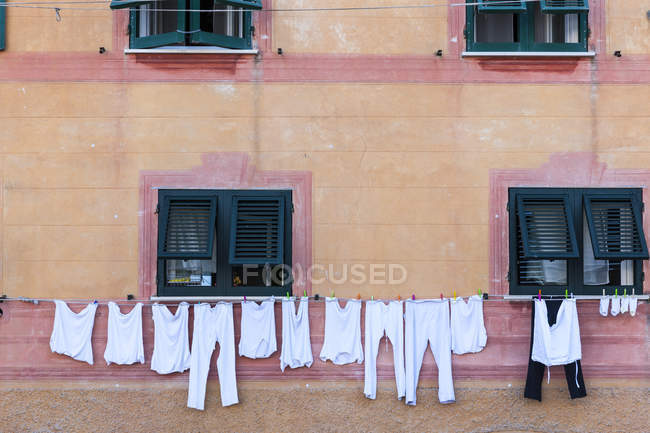 Італія, Лігурія, Санта-Маргерита-Лігуре, Пральня на мотузці на будинок — стокове фото
