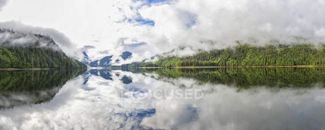 Canadá, Colúmbia Britânica, Vale Khutzeymateen, Parque Provincial Khutzeymateen, fiorde com nevoeiro — Fotografia de Stock