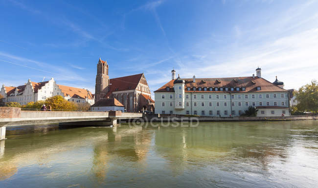 Alemania, Baviera, Landshut, Heilig-Geist-Spital e iglesia - foto de stock