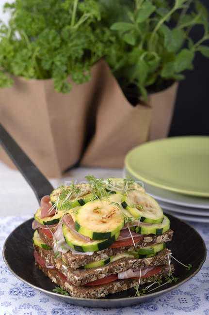 Whole-grain bread sandwich with ham, roasted zucchinis, tomatoes and cheese — Stock Photo
