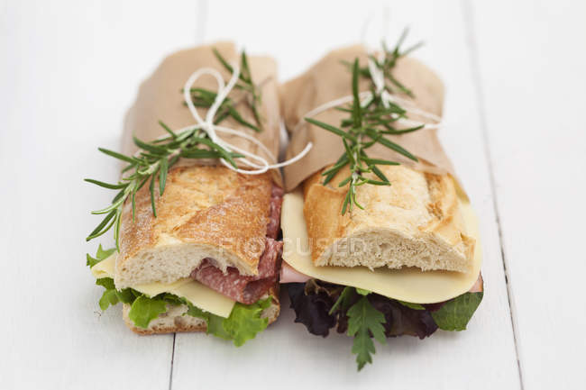 Baguette-Sandwiches mit Rosmarin auf weißem Holz — Stockfoto