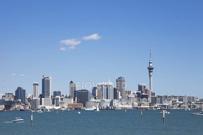 Nova Zelândia, Vista do Skyline City Center contra a água — Fotografia de Stock