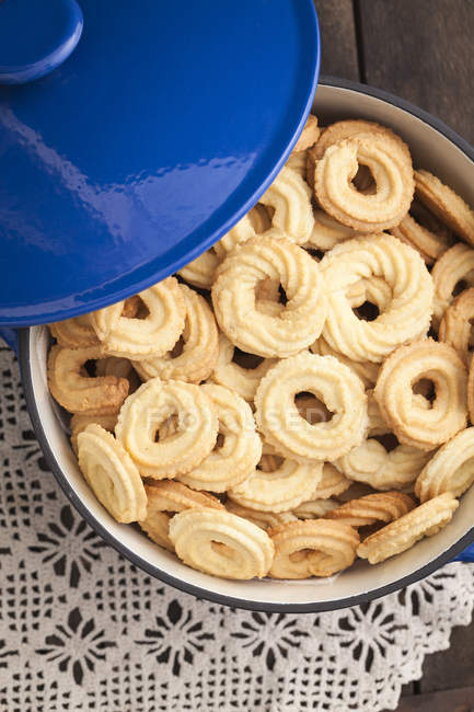 Biscuits spritz traditionnels dans une casserole bleue sur napperon — Photo de stock