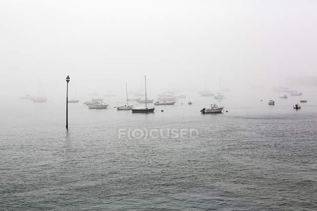 França, Bretagne, Saint-Malo, Porto em nevoeiro sobre a água — Fotografia de Stock