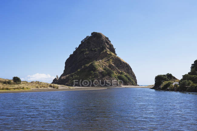 Vue du rocher du Lion à la plage de Piha, Nouvelle-Zélande
, — Photo de stock