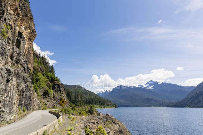 Canada, Vancouver Island, Strathcona Provincial Park, Buttle Lake durante el día - foto de stock