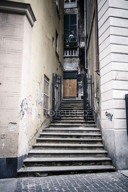 Italia, Génova, ciudad vieja vista de la calle - foto de stock