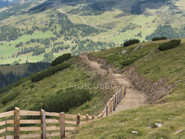 Itália, Tirol do Sul, Villanderer Alm, cerca wodden e pista — Fotografia de Stock