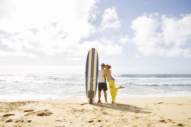 Usa, hawaii, mittleres erwachsenes paar küsst sich am strand — Stockfoto